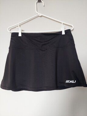 2XU Women's M Running Skort with with rear storage pockets Black